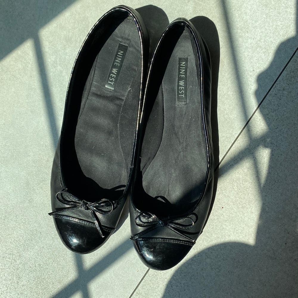 Black ballerina flats